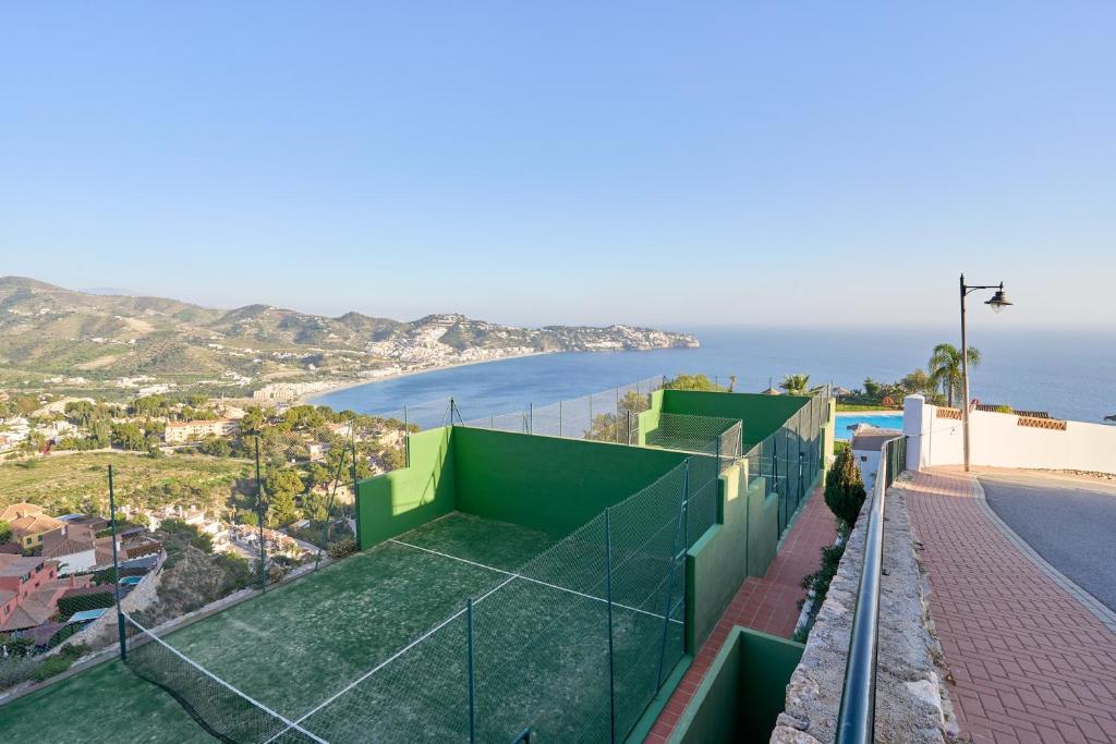 Pistas de pádel de Los Altos con vistas a la bahía de La Herradura