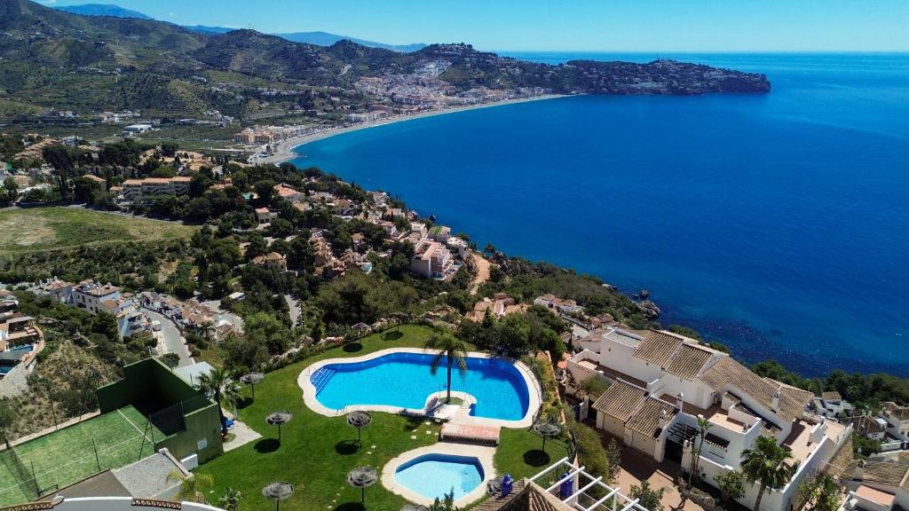 Vista aérea de la piscina de Los Altos de La Herradura